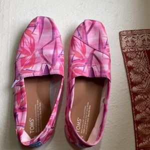 Tom’s gently used shoes